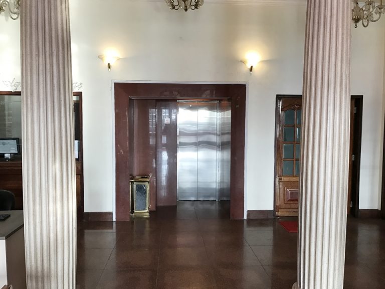 エントランスエレベーター前