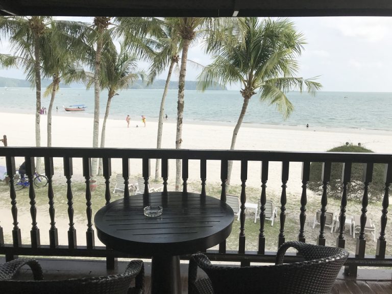 バルコニーからビーチを臨む