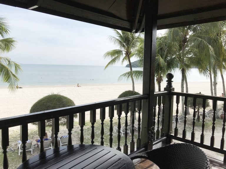 バルコニーからビーチを眺める