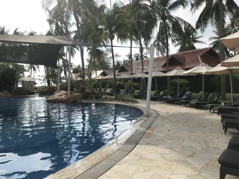 ホテル内のプール③