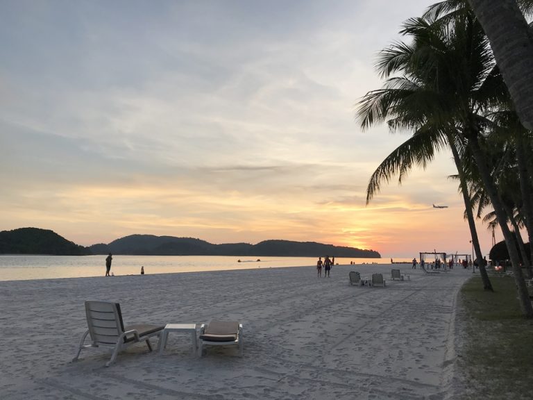 夕焼けと飛行機のベストショット!