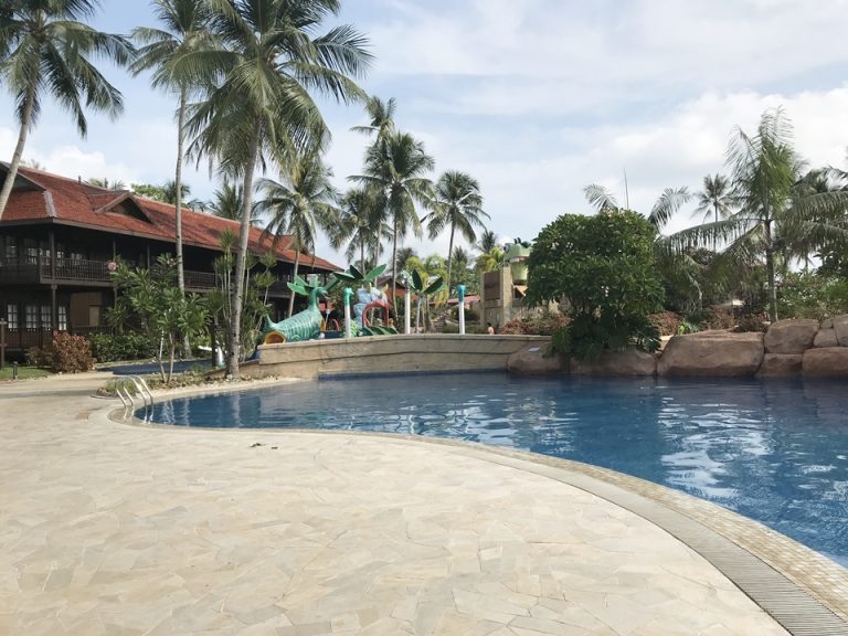 ホテルのプール②