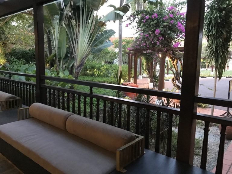 ホテル内には至る所に休めるソファがありました