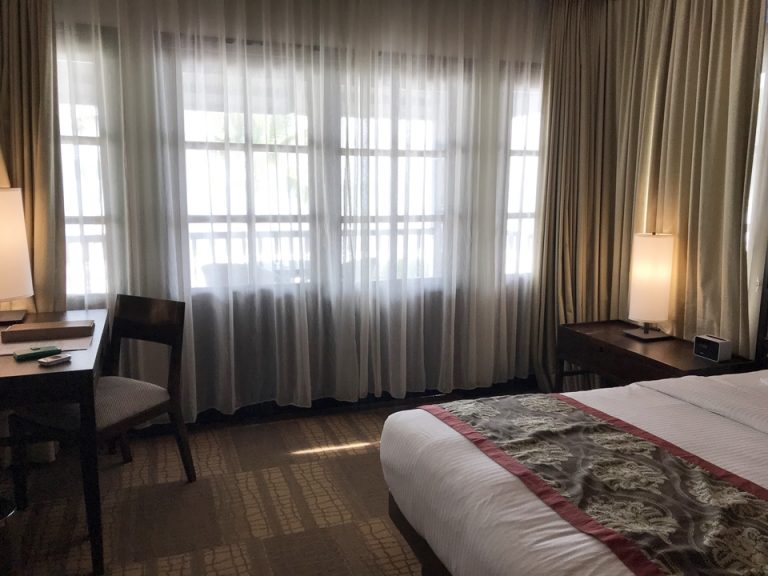 ベッドとバルコニー