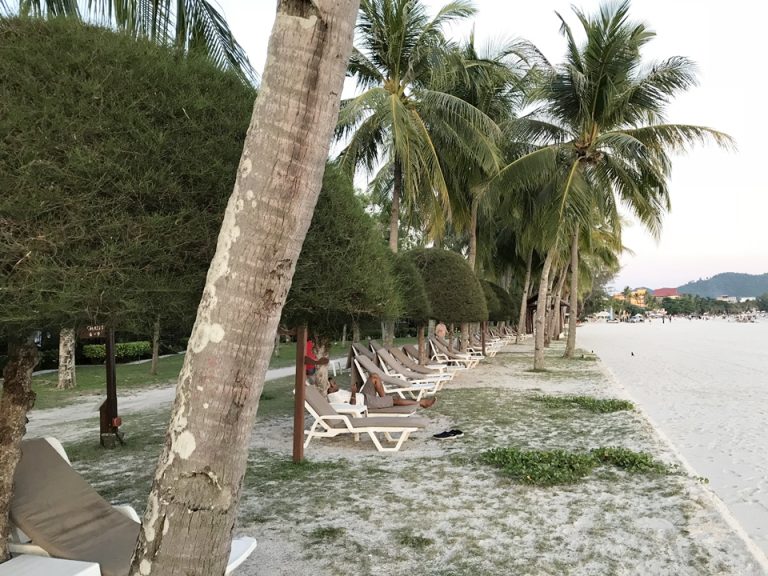 ビーチにはチェアもたくさん!
