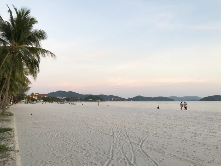 白い砂浜に癒されるプライベートビーチ