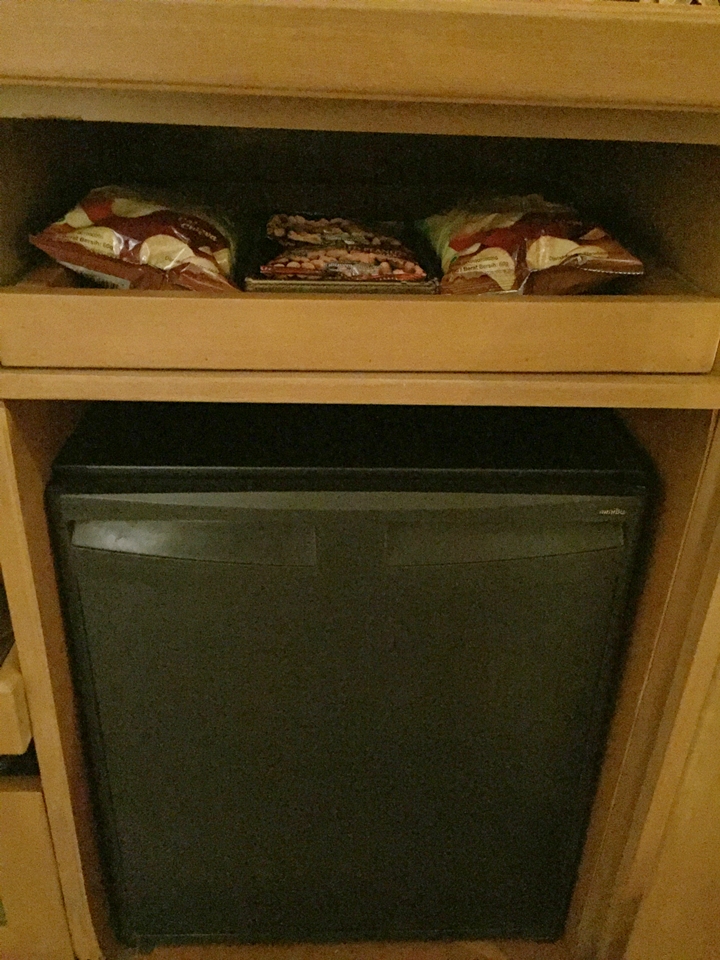 TVの下ボードの中冷蔵庫