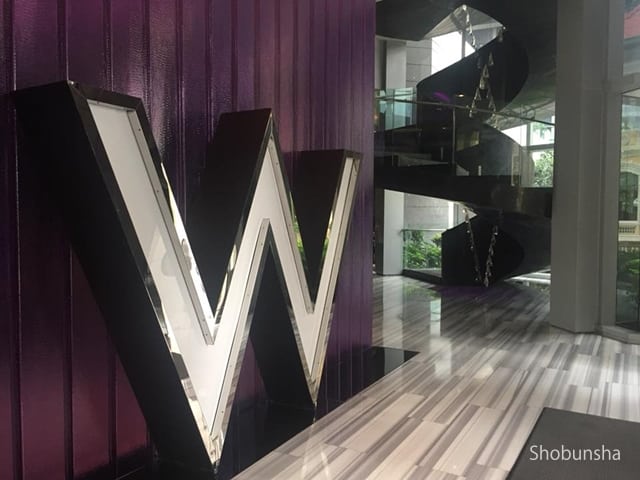 エントランスを入ると大きなWの文字がお出迎え