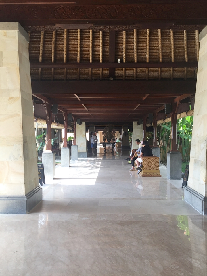 ロビーから客室に続く廊下