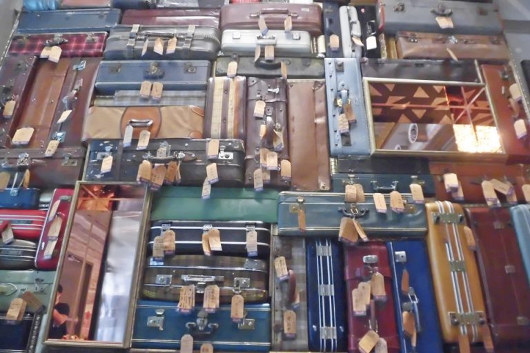 ホテルに入るとすぐ右側にある有名なトランクの壁 1