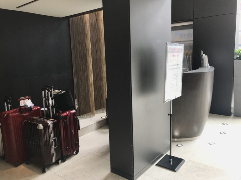 エントラスすぐのエクスプレスチェックアウトスペースでは、チェックアウト後もスーツケースを預かってもらえます。買い物の際には便利です