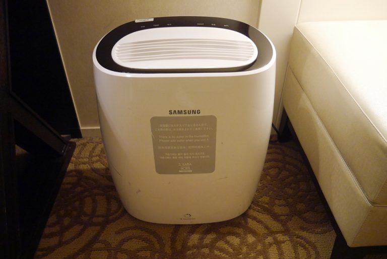 部屋には加湿器も置いてあります