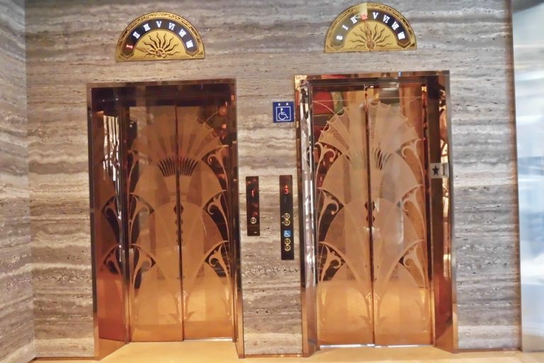 古風なエレベーター