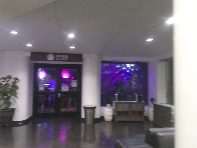 夜のカラオケバー