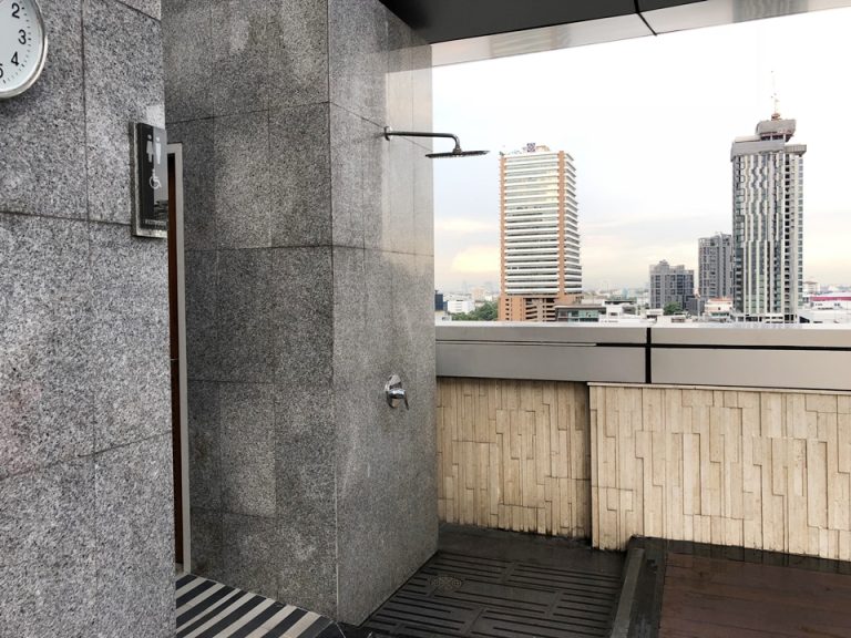 プールのシャワーとトイレ