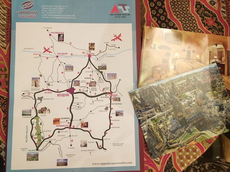 デスクの上のポストカードとマップ