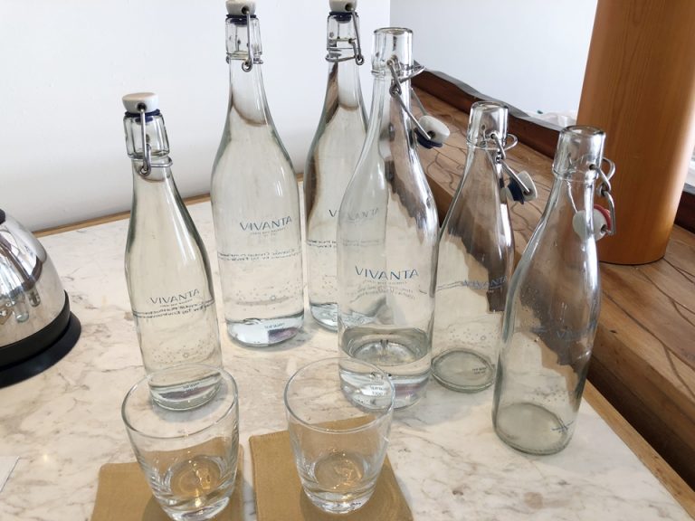お水と炭酸水は常に補充してくれます。飲み放題。