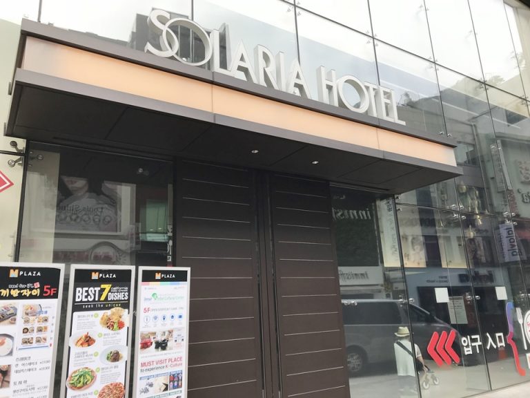 ホテルのエントランスです