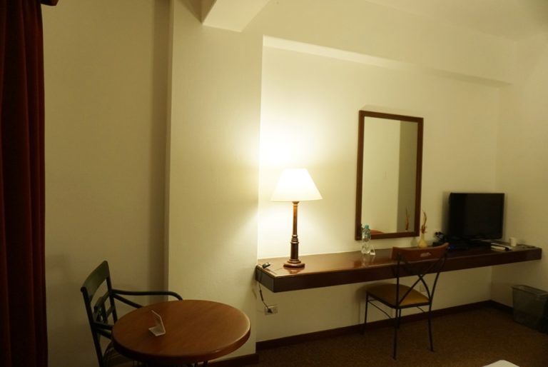 長机の上には無料のペットボトルの水が2本ありました。(写真では1本)