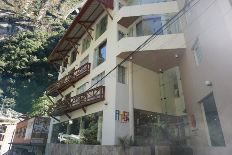 ホテル外観。坂の途中で急な山の麓にあります。前は川があります。