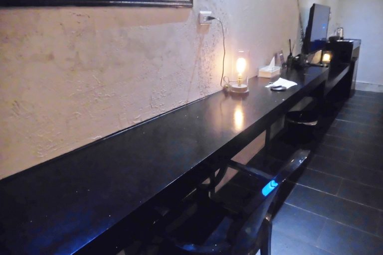 お部屋の中の長ーいテーブルです