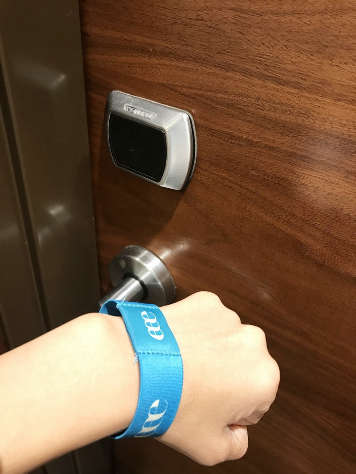 キーはカードではなくブレスレットタイプ