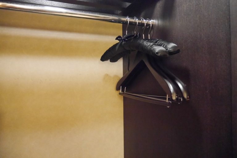 クローゼットの中にあるハンガーです。スカートなども掛けられるハンガーもあります