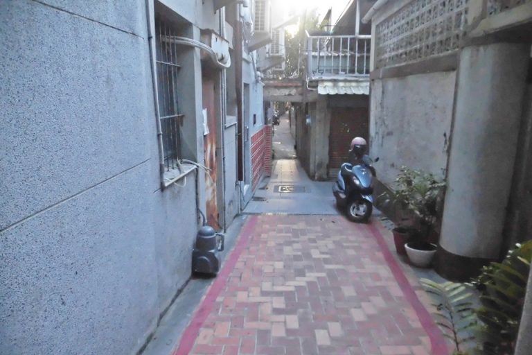 ゲストハウスへの路地