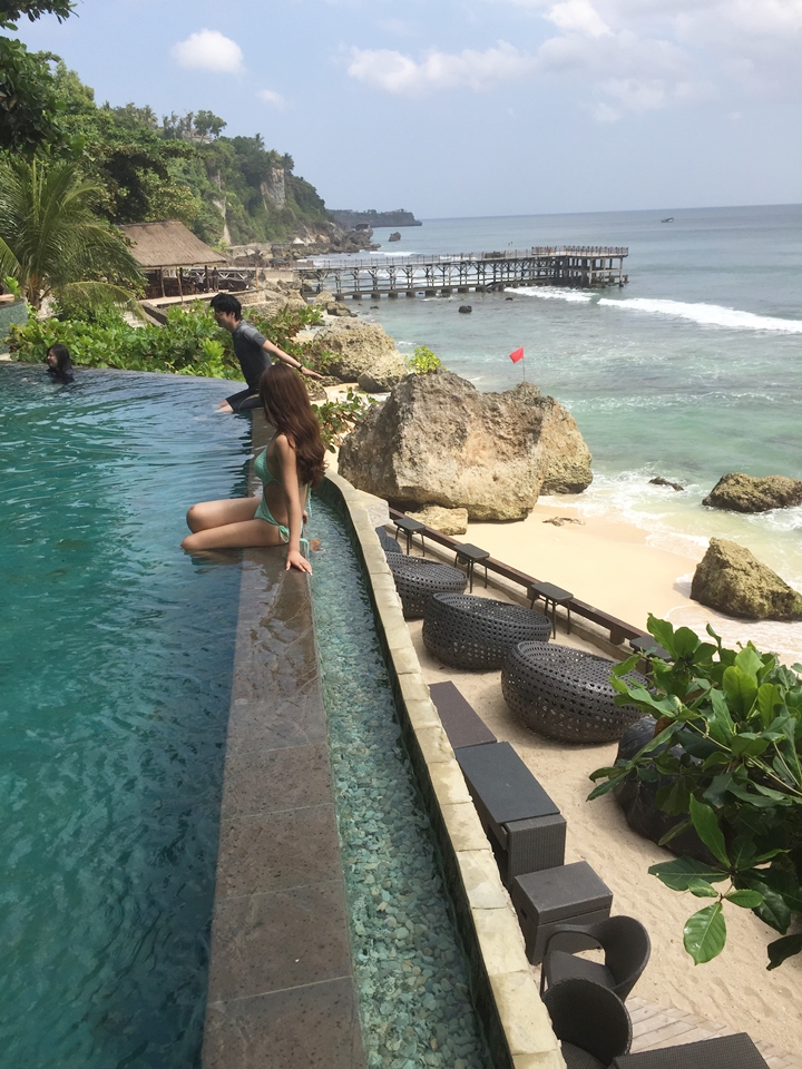 ビーチ前のプール