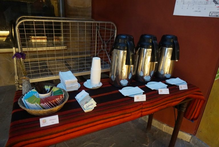 24時間無料で飲めるお茶とコーヒー。高山病対策になるコカ茶も飲めます。