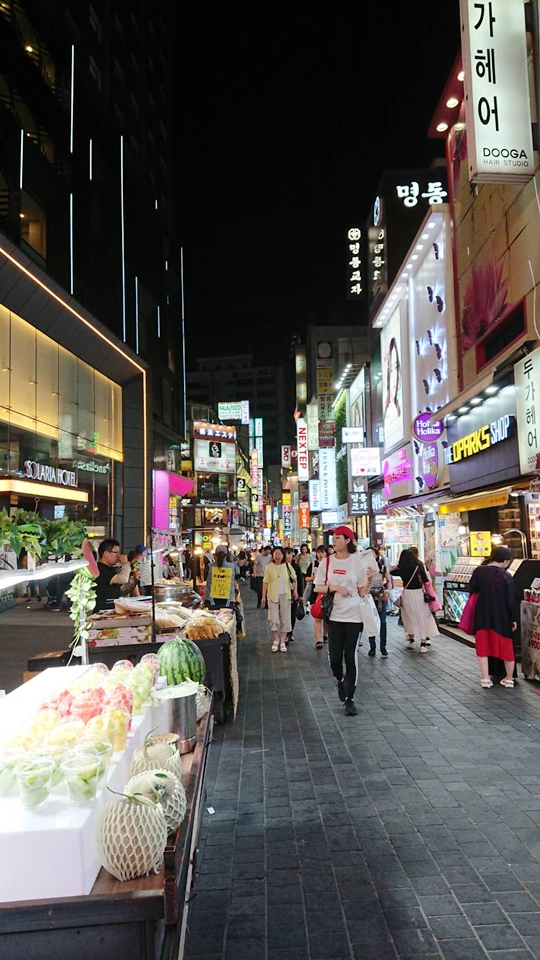 夜のホテル前の様子です。屋台もでており、賑わっています