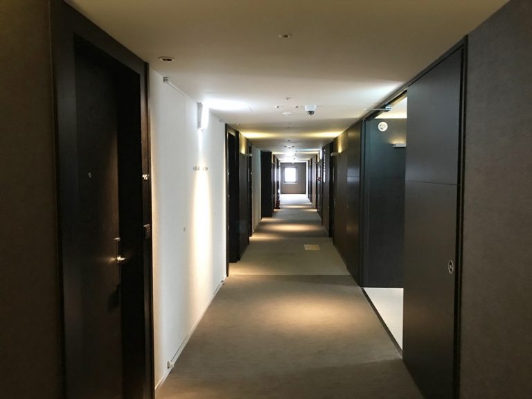 客室の廊下です。落ち着いた色合いで、清潔感もあります