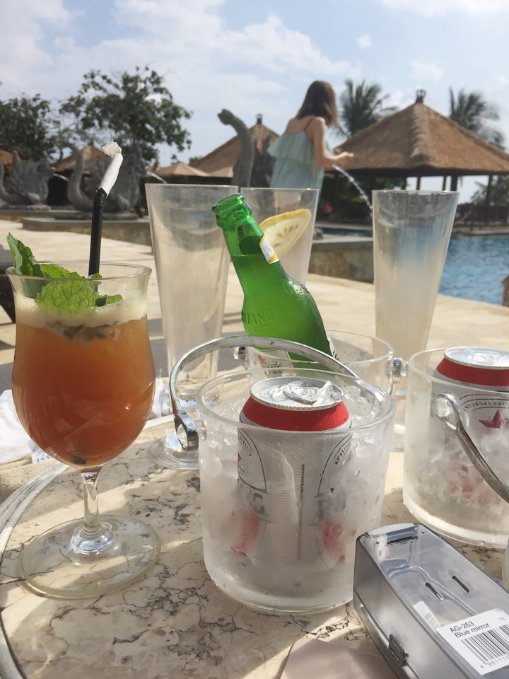 プールサイドでビールをオーダー