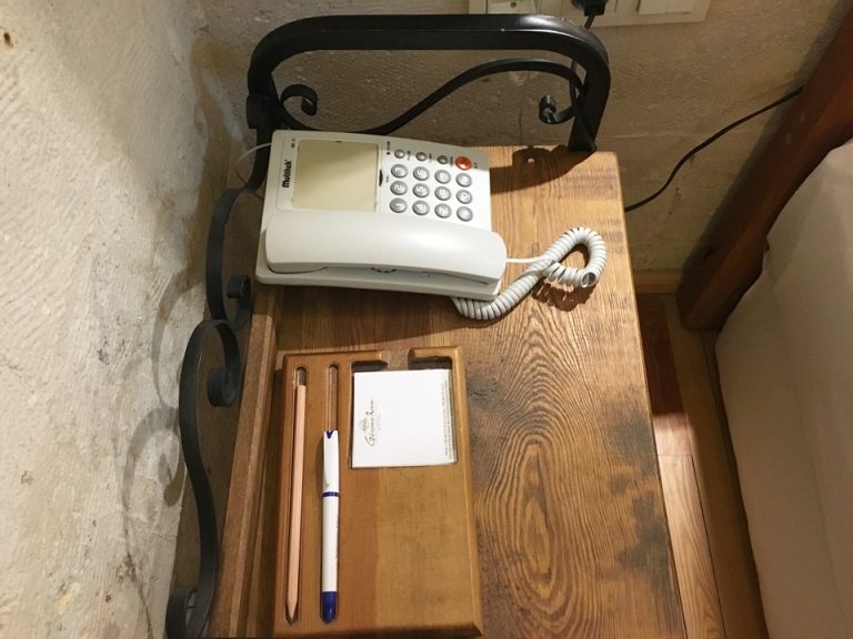 ベッド横のテーブル