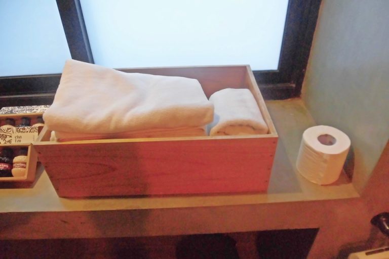 箱に入ったバスタオルとフェイスフェイスタオル