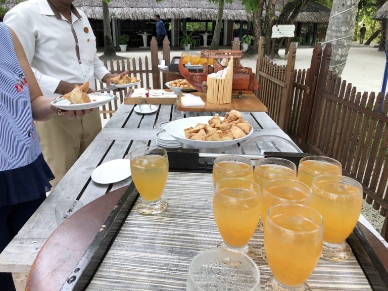 エイの餌付けを楽しみながら「ハイティー」食べ放題、飲み放題です。