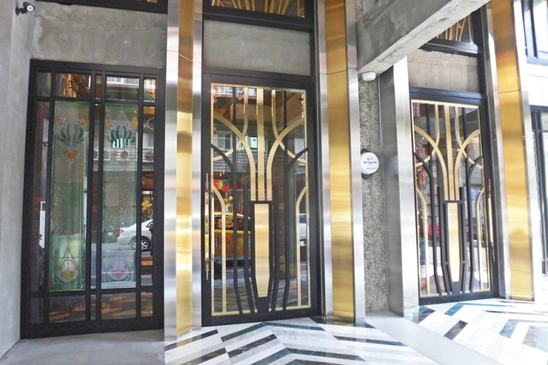 ホテルのエントランス(ドアは重かった)