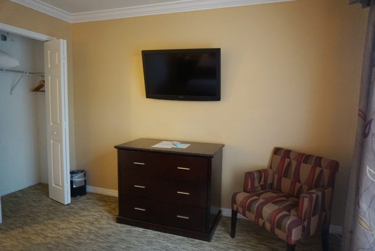 寝室2内のテレビとチェスト