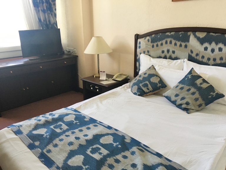 ウズベキスタンのアトラス模様のベッドリネン