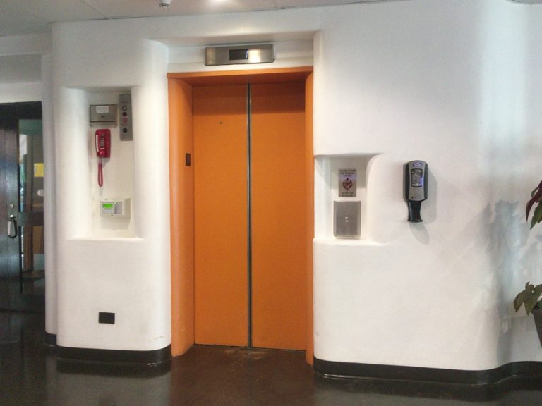 1階ロビーからエレベーター