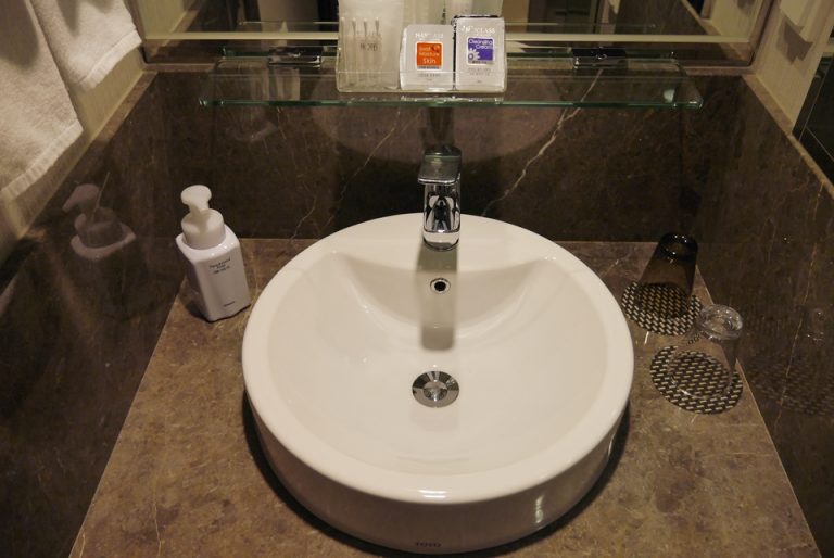 洗面台です。コップが2つあり、色も違ったため自分のコップがすぐにわかる所が良かったです