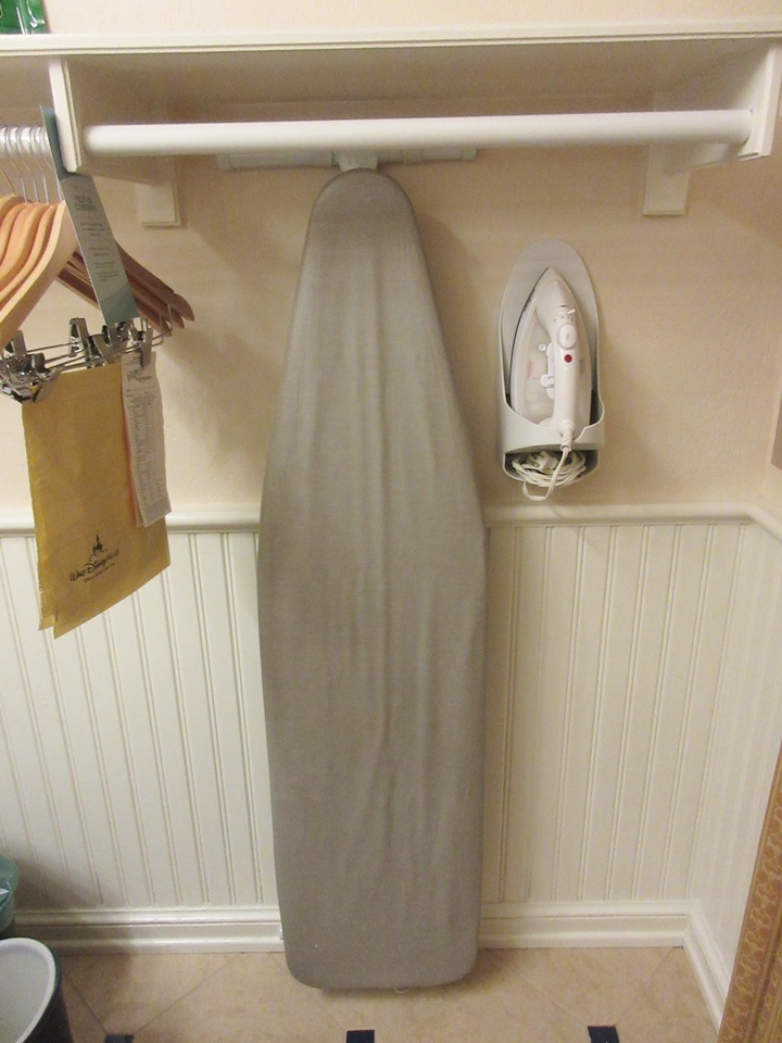 クローゼット横にはアイロンとアイロン台