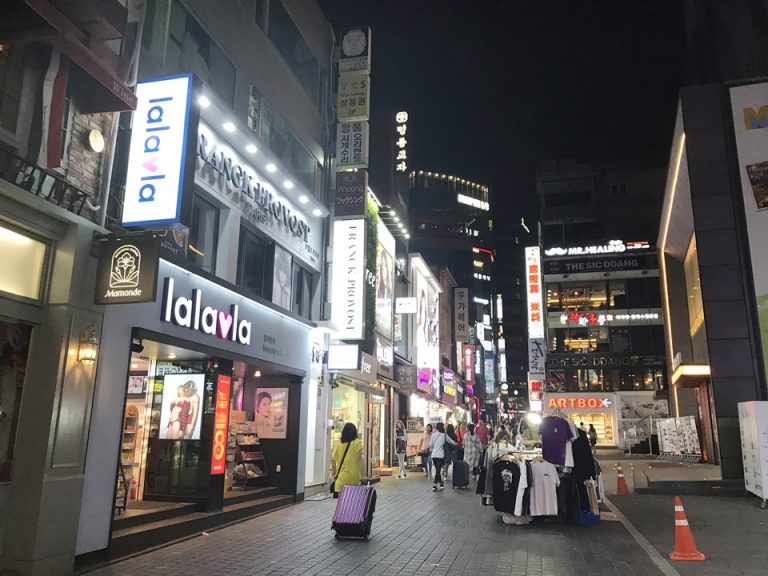 ホテル前は夜でも賑わっています