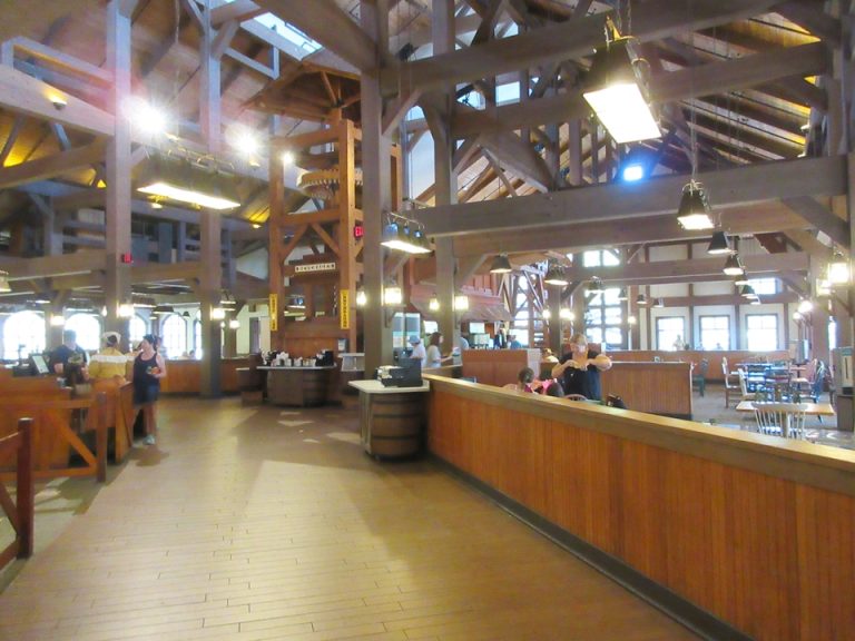 カフェテラスの中