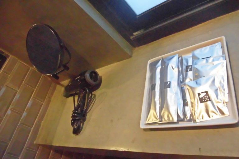 アメニティの隣にはドライヤーと鏡