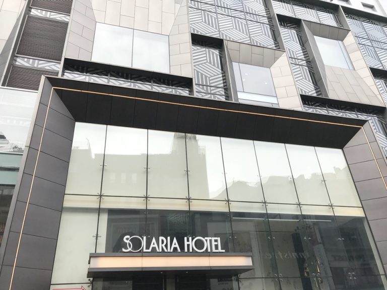 エントランス上部にホテル名が書かれています