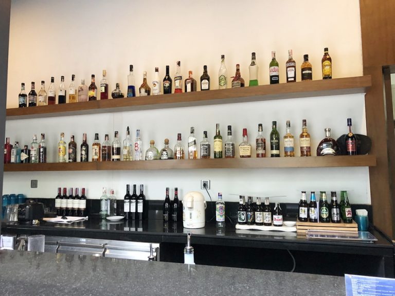 プールサイドのバー