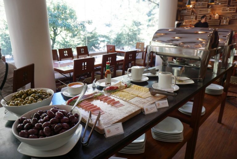 朝食ブッフェの様子 (3)