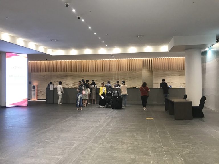 エントランス内観