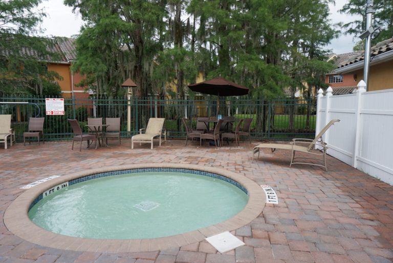 プールサイドにあるジャズジー